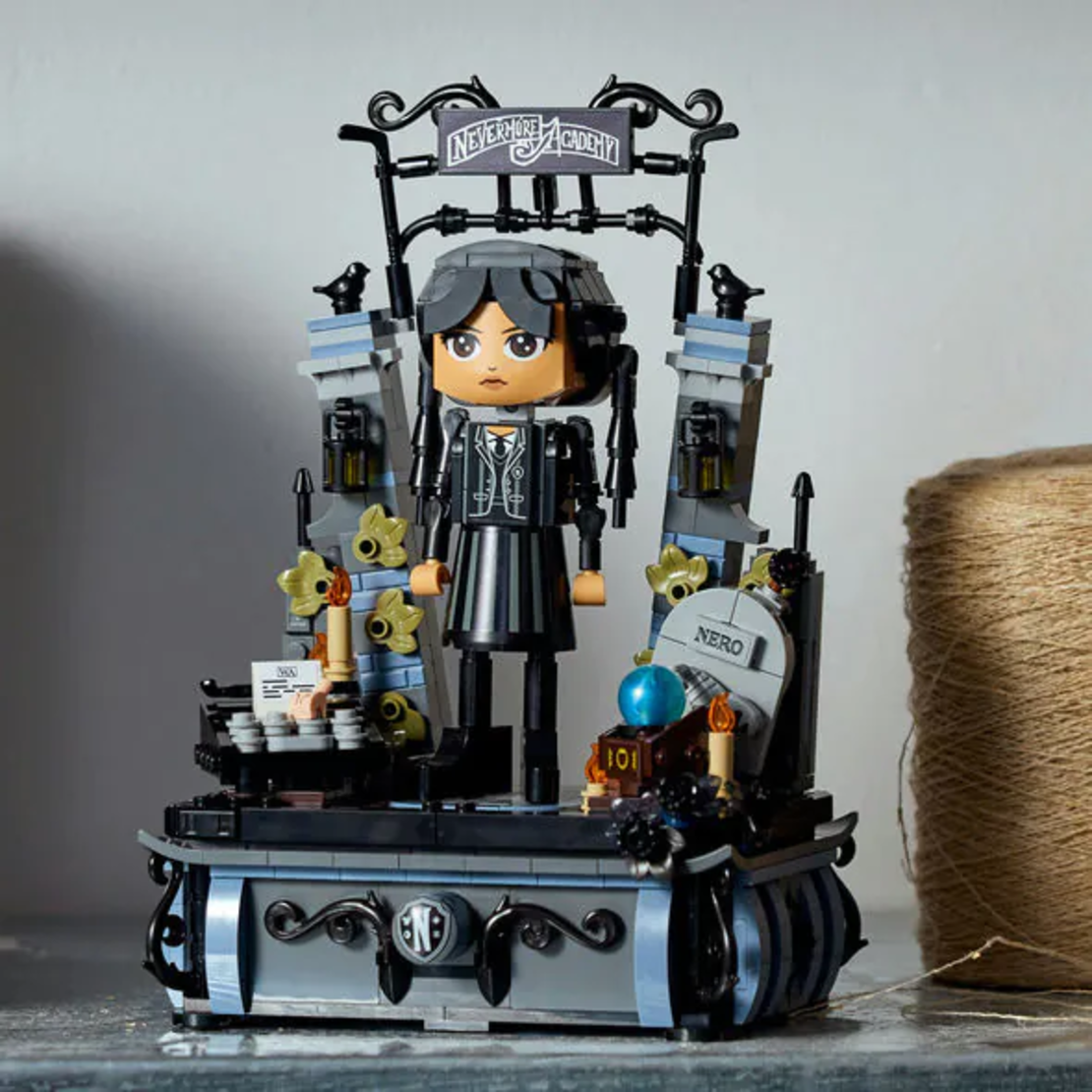 LEGO® Wednesday Фигура на Уензди Адамс 76780