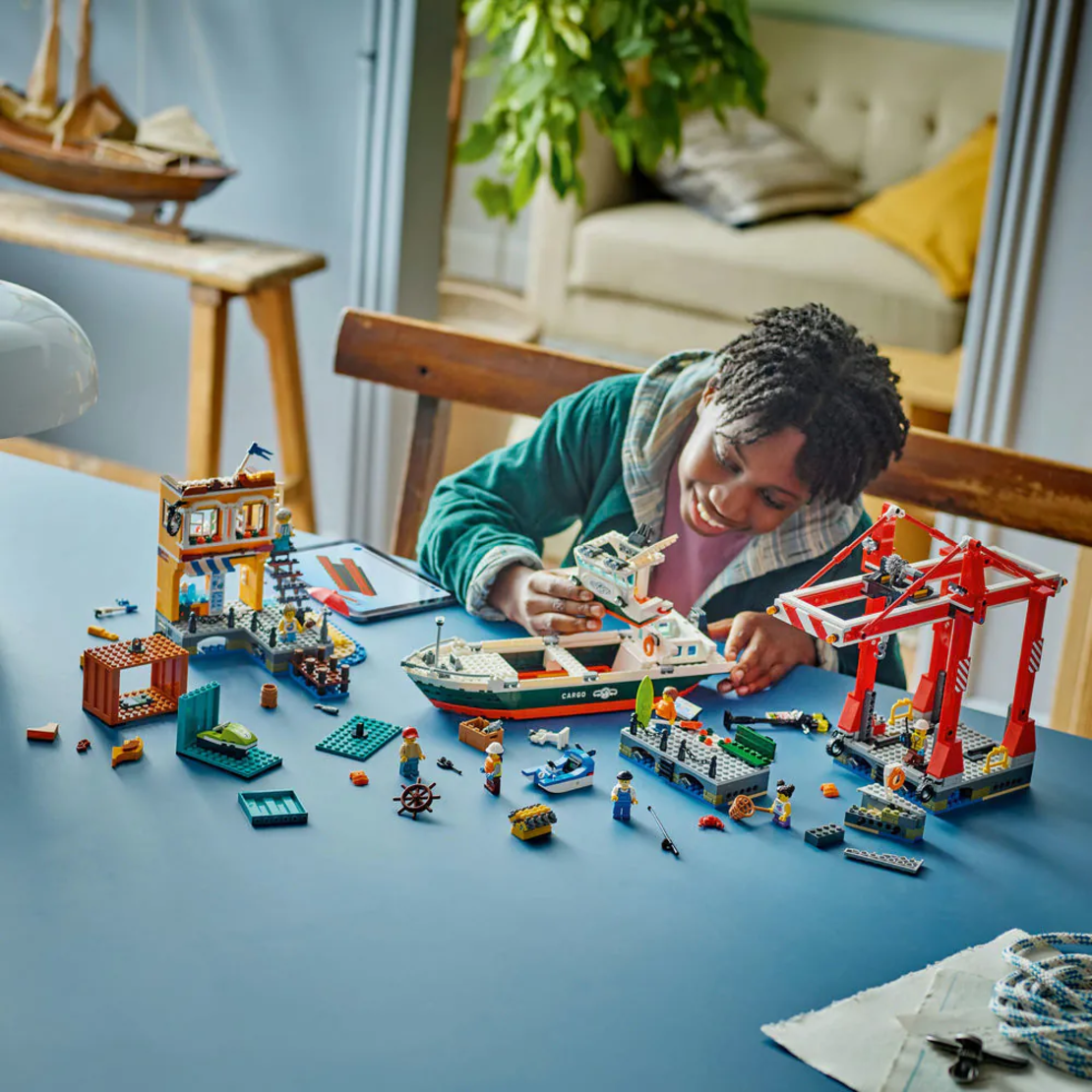 LEGO® City Крайбрежно пристанище с товарен кораб 60422