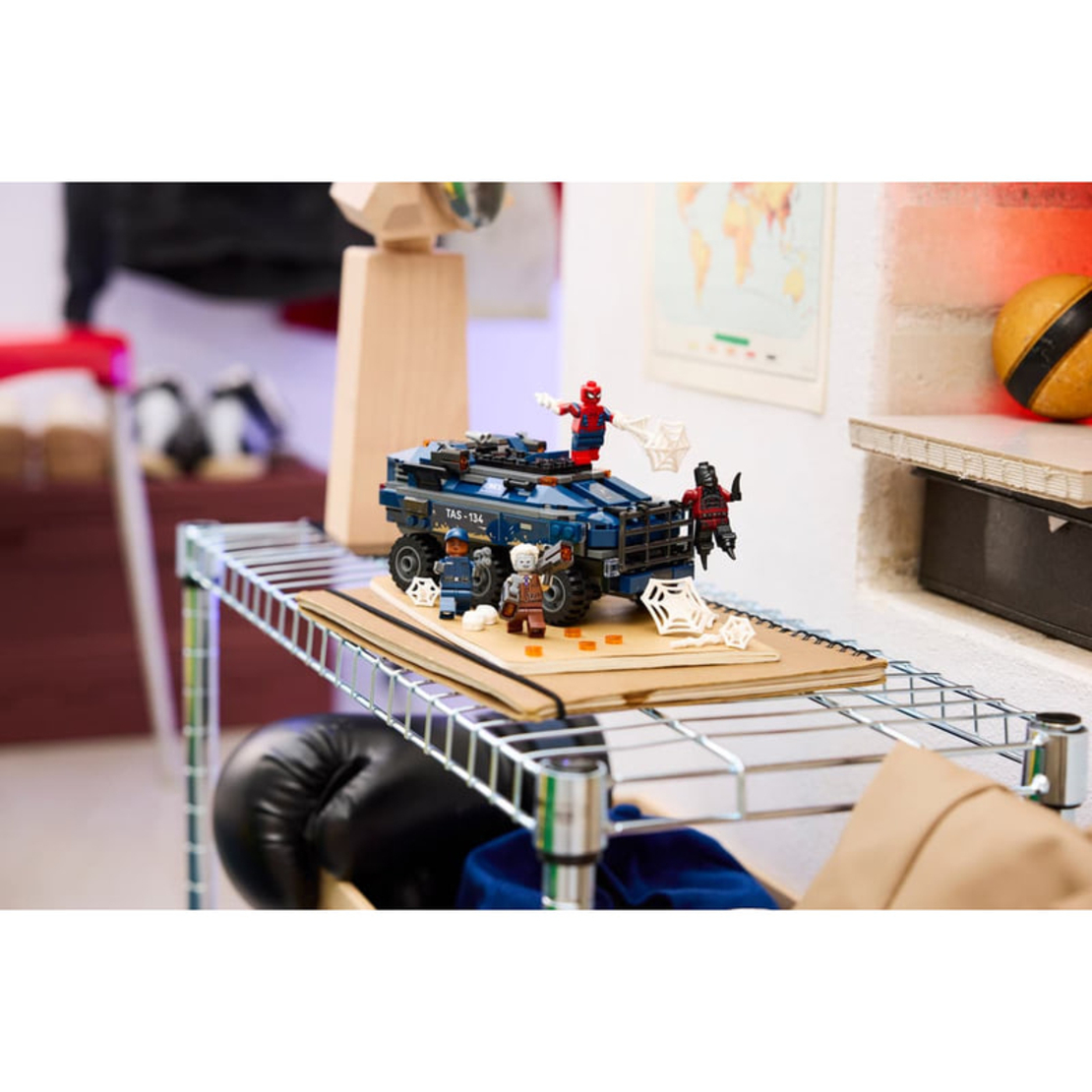 LEGO® Marvel Преследване на затворнически транспорт със Спайдърмен 76349