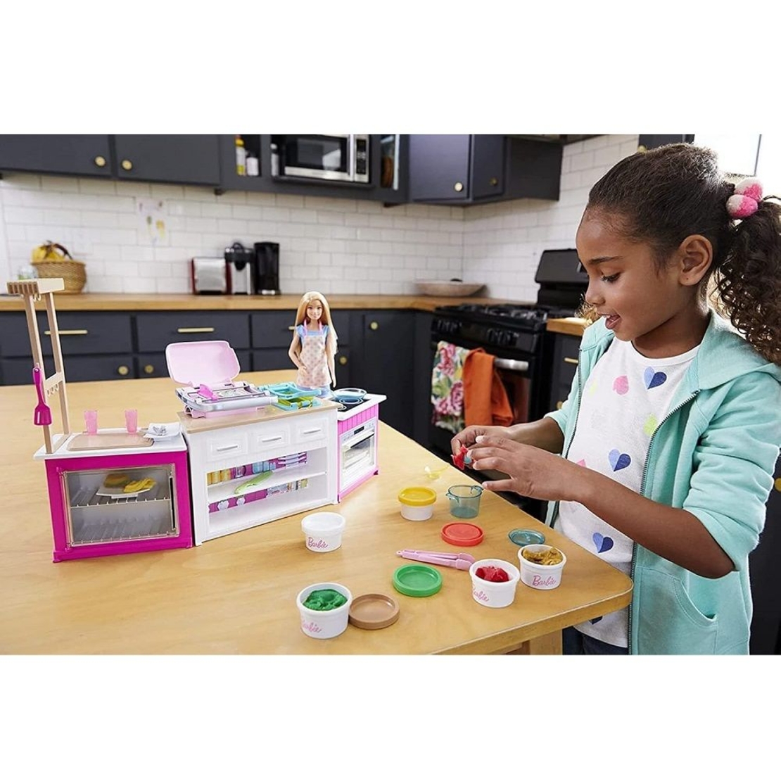 Кухненски комплект Mattel Barbie, с аксесоари, кукла и моделини