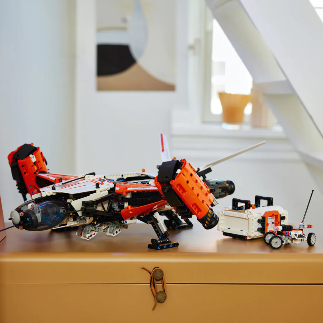 LEGO® Technic Тежкотоварен космически кораб VTOL LT81 42181