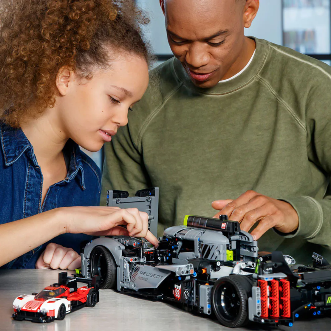 LEGO® Technic PEUGEOT 9X8 24H Le Mans Hybrid Hypercar 42156