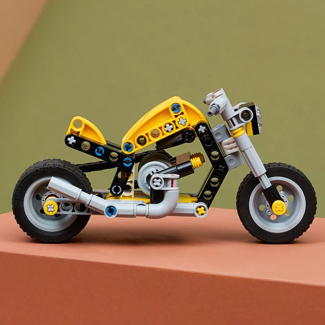 LEGO® Technic Жълт мотоциклет 42225