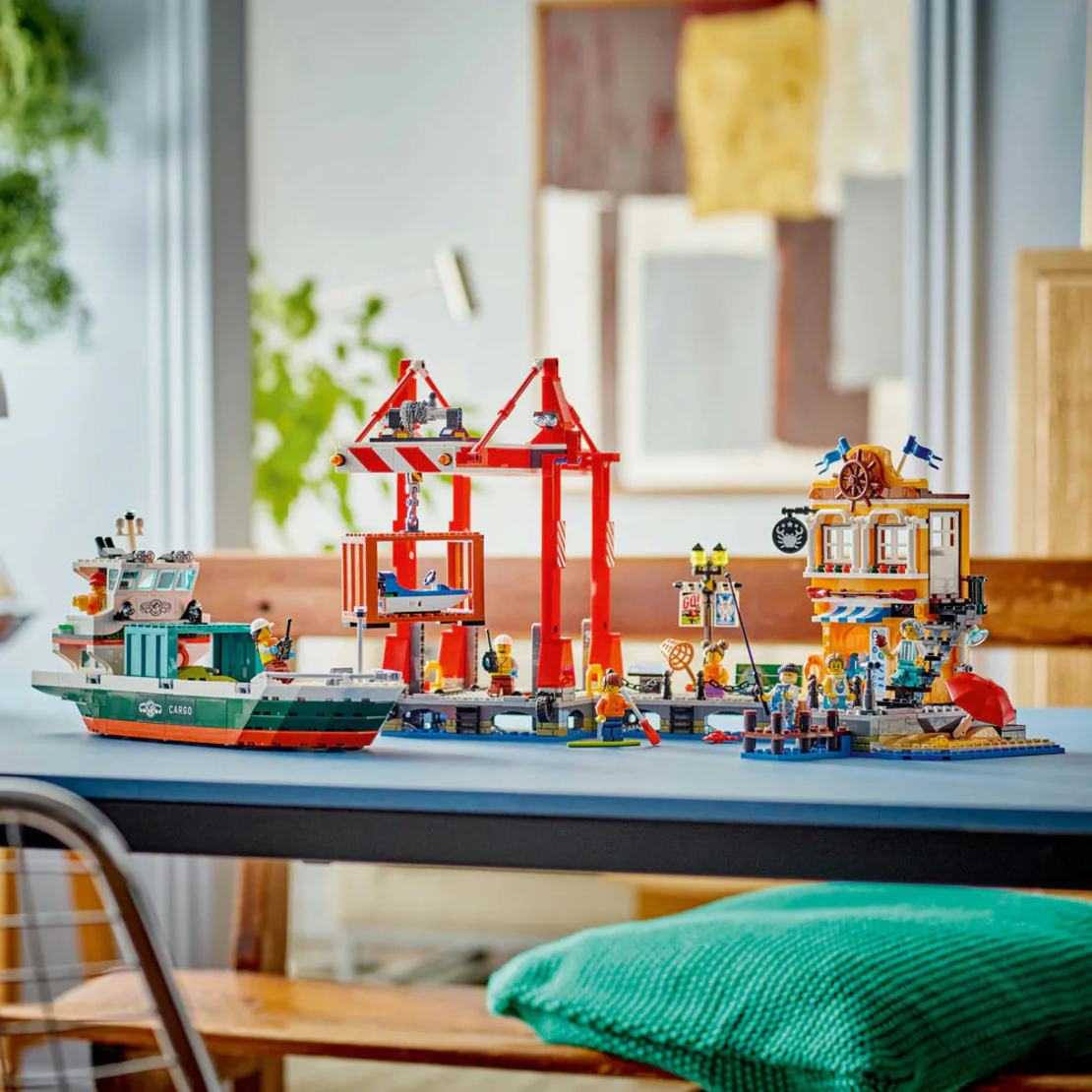 LEGO® City Крайбрежно пристанище с товарен кораб 60422