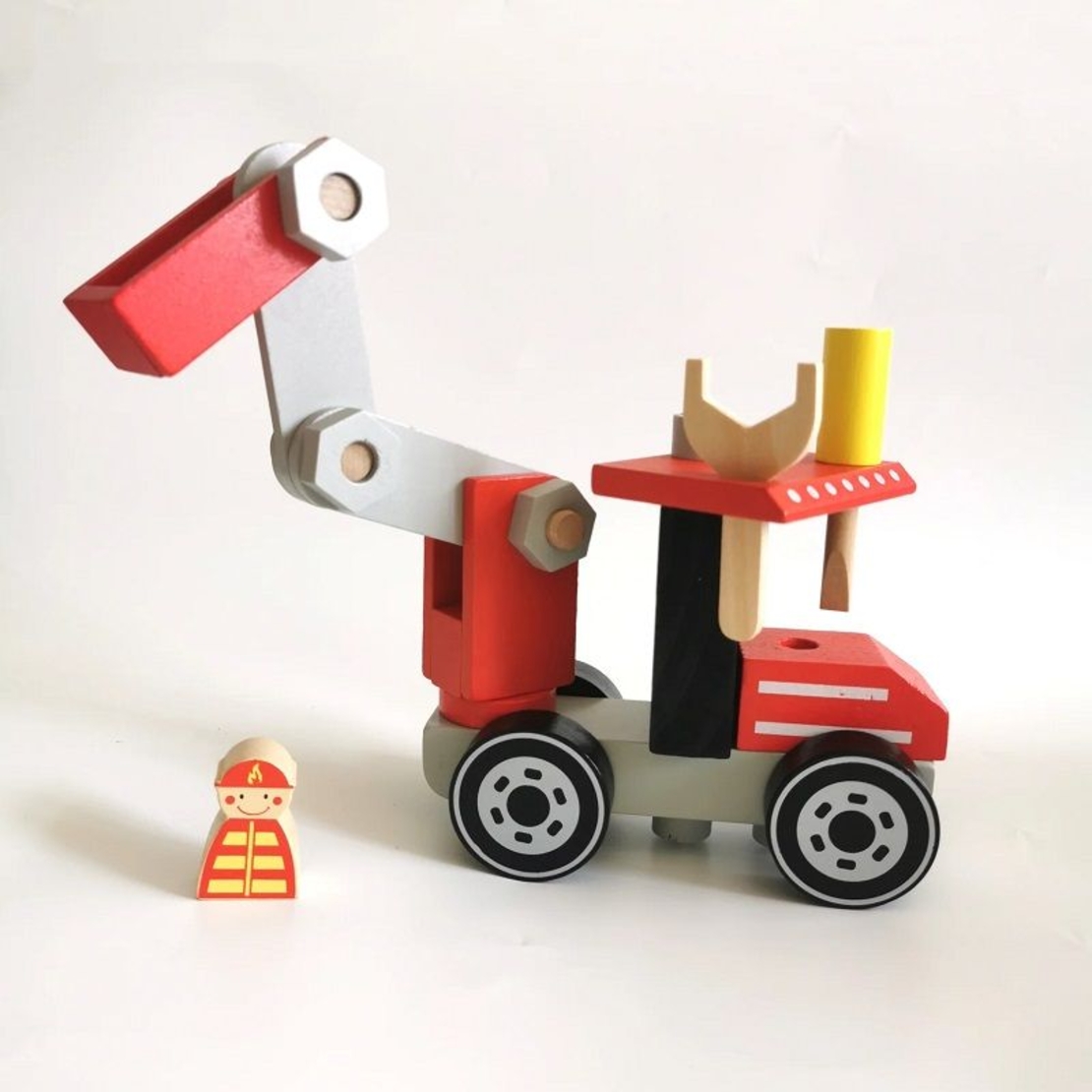 Детско превозно средство за игра Raya Toys Дървена пожарна за сглобяване Червен