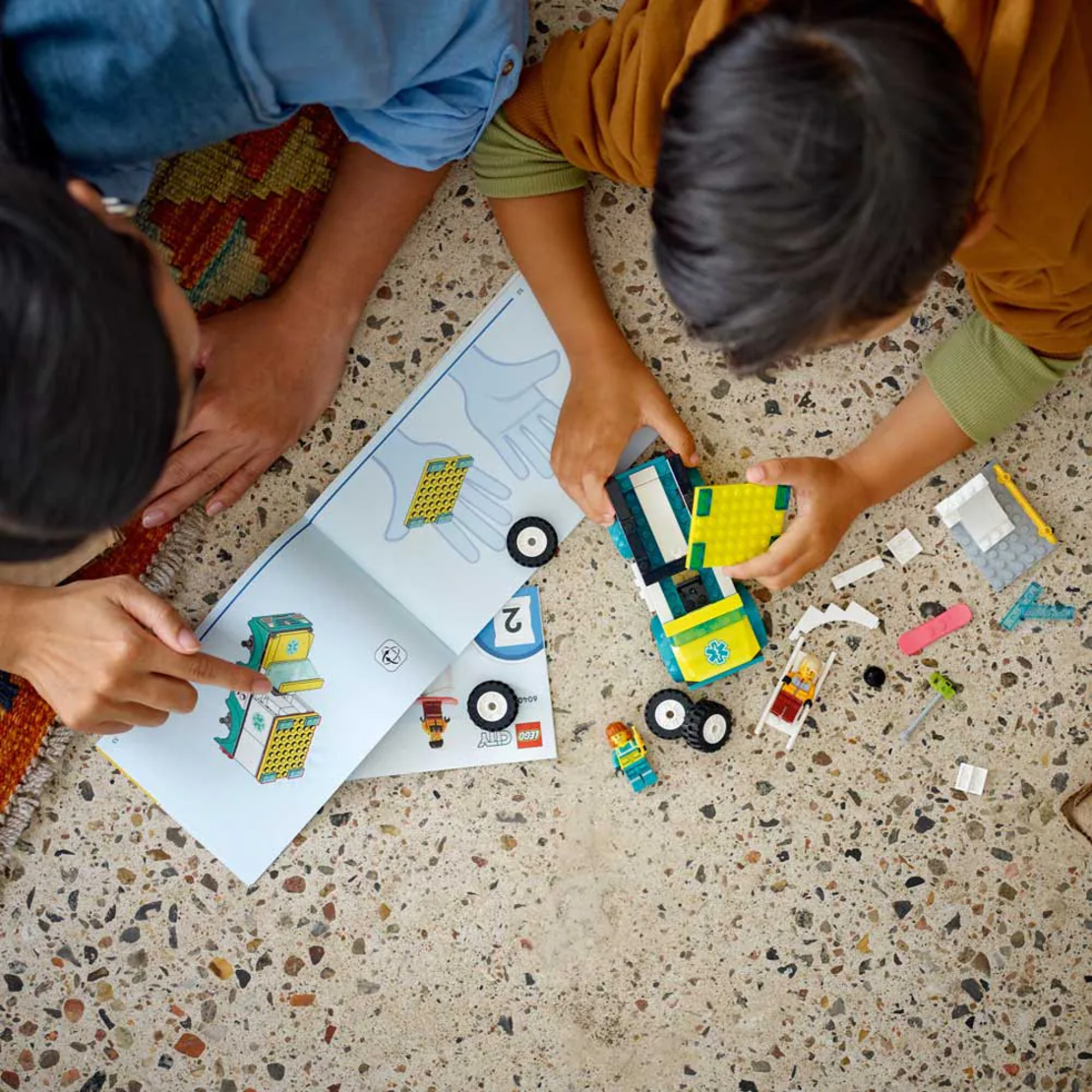 LEGO® City Линейка за спешна помощ и сноубордист 60403