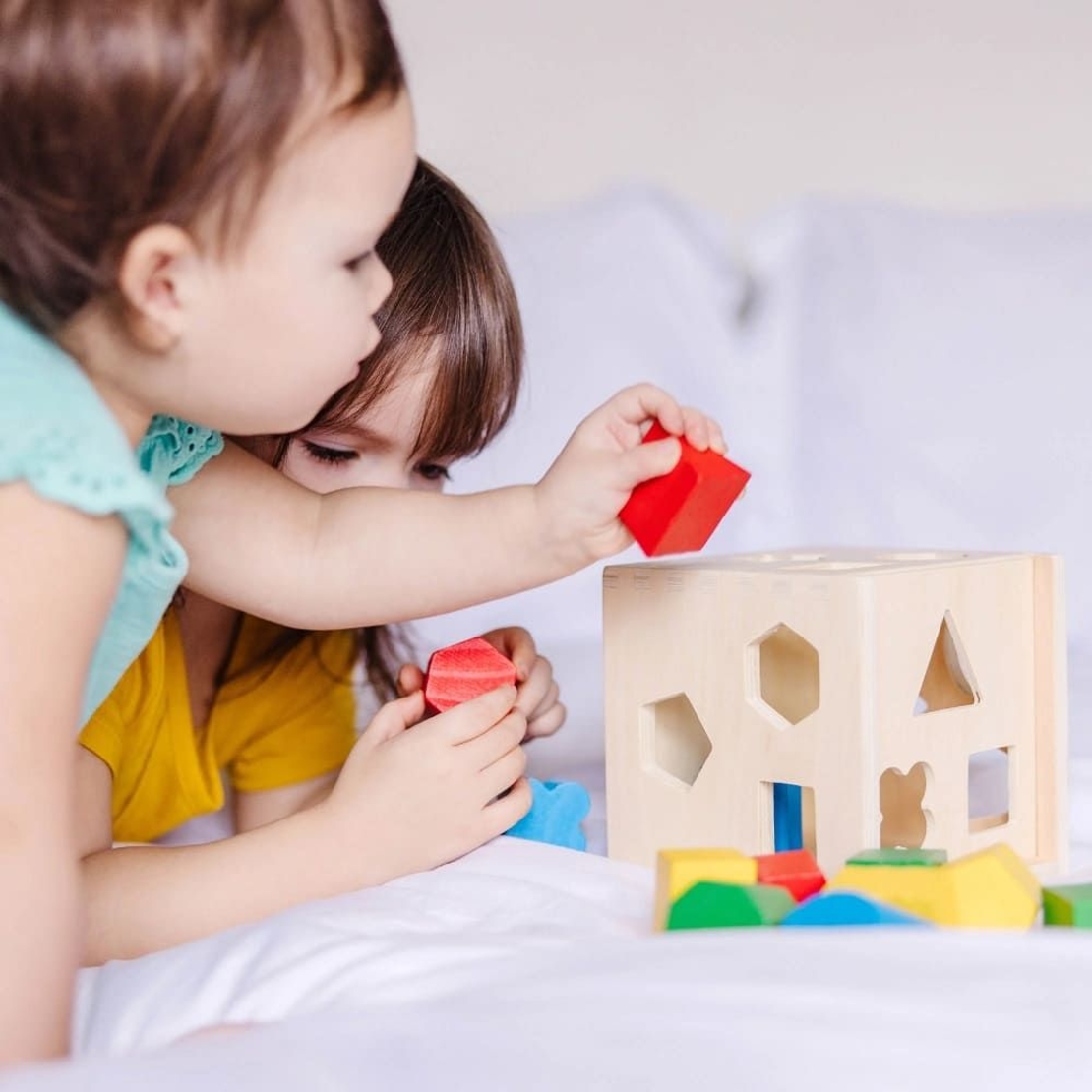 Дървен сортер Melissa and Doug Куб с форми 575