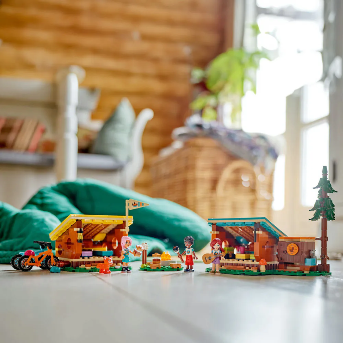 LEGO® Friends Лагер за приключения – уютните хижи 42624