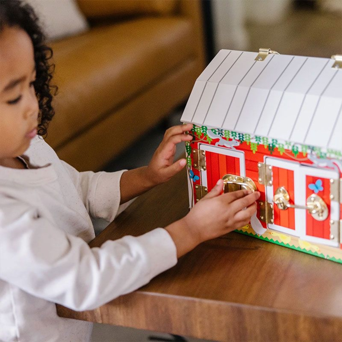 Детска дървена играчка Melissa and Doug Хамбар с врати и ключалки + 4 животни