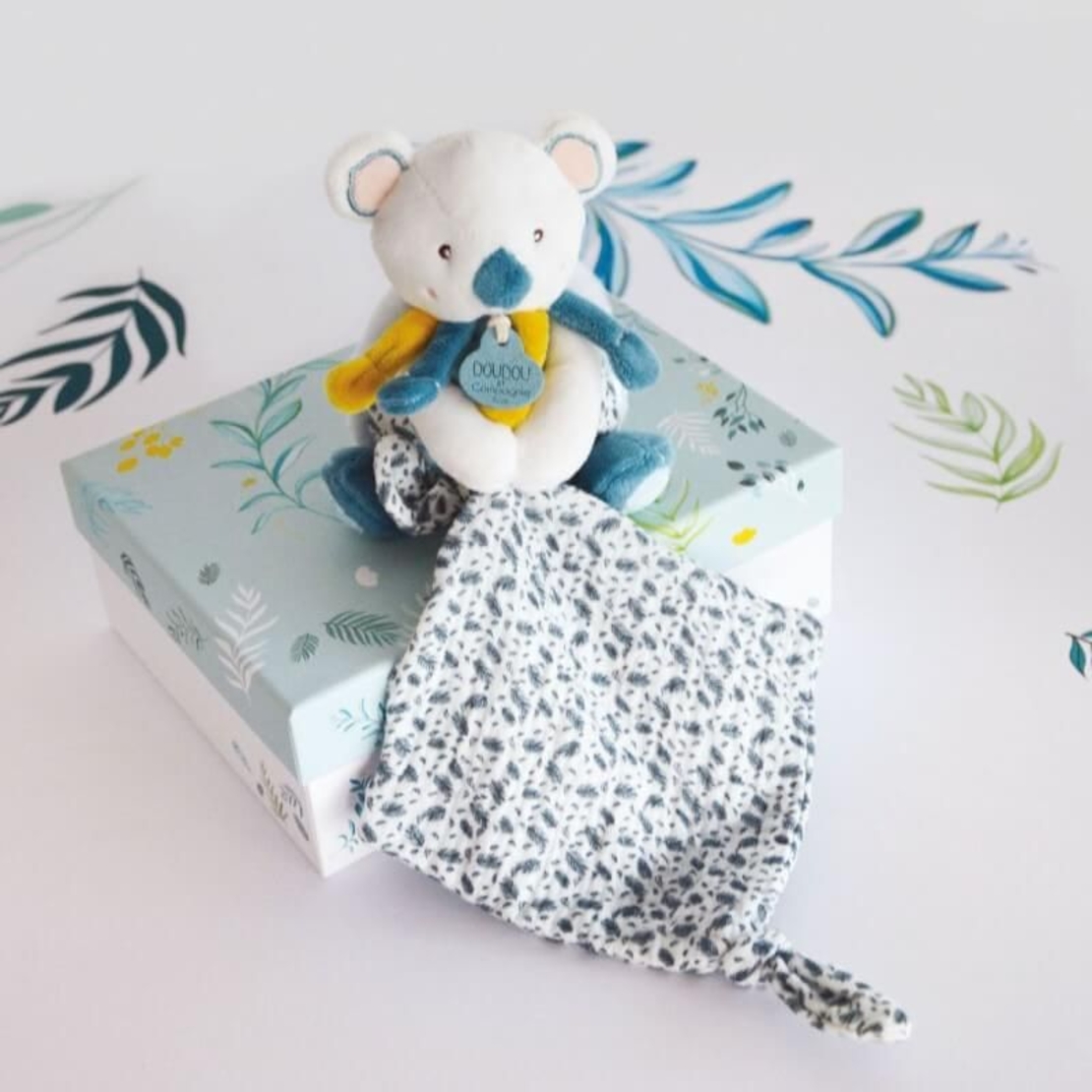 Плюшена играчка за гушкане Doudou коала с кърпичка 15 см с луксозна кутия, DC3667