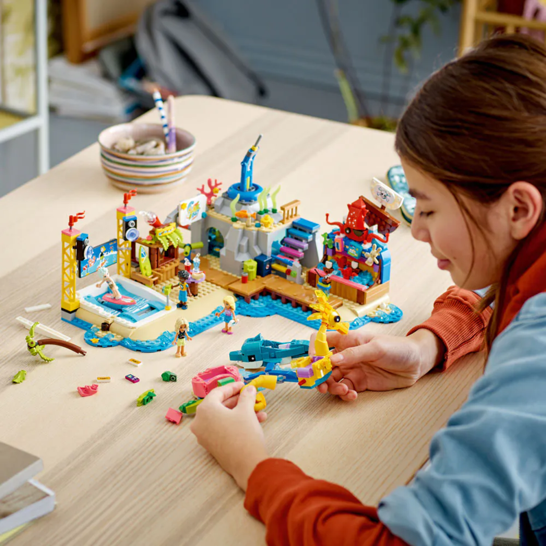 LEGO® Friends Увеселителен парк на плажа 41737