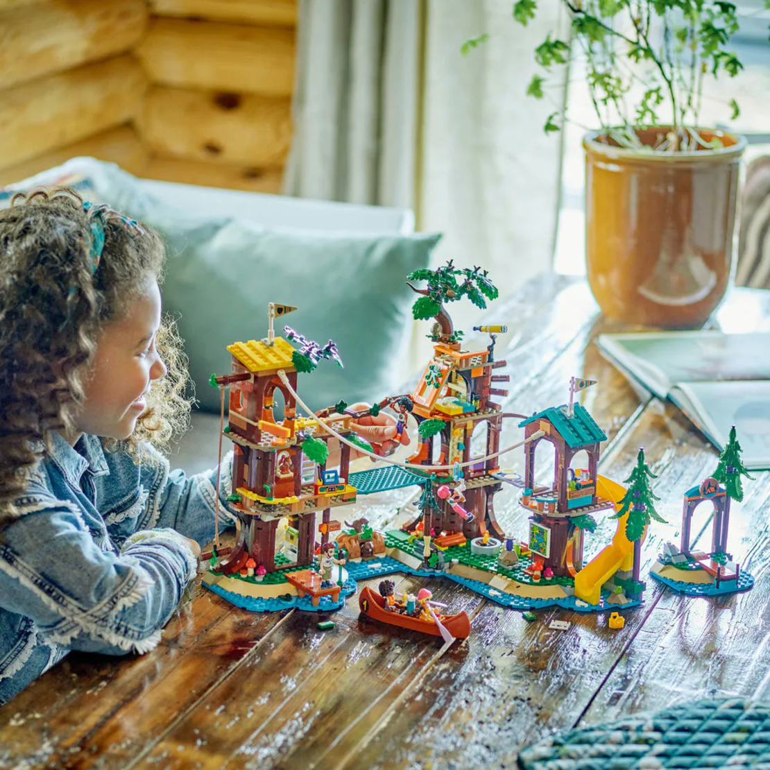 LEGO® Friends Лагер за приключения – дървесна къща 42631