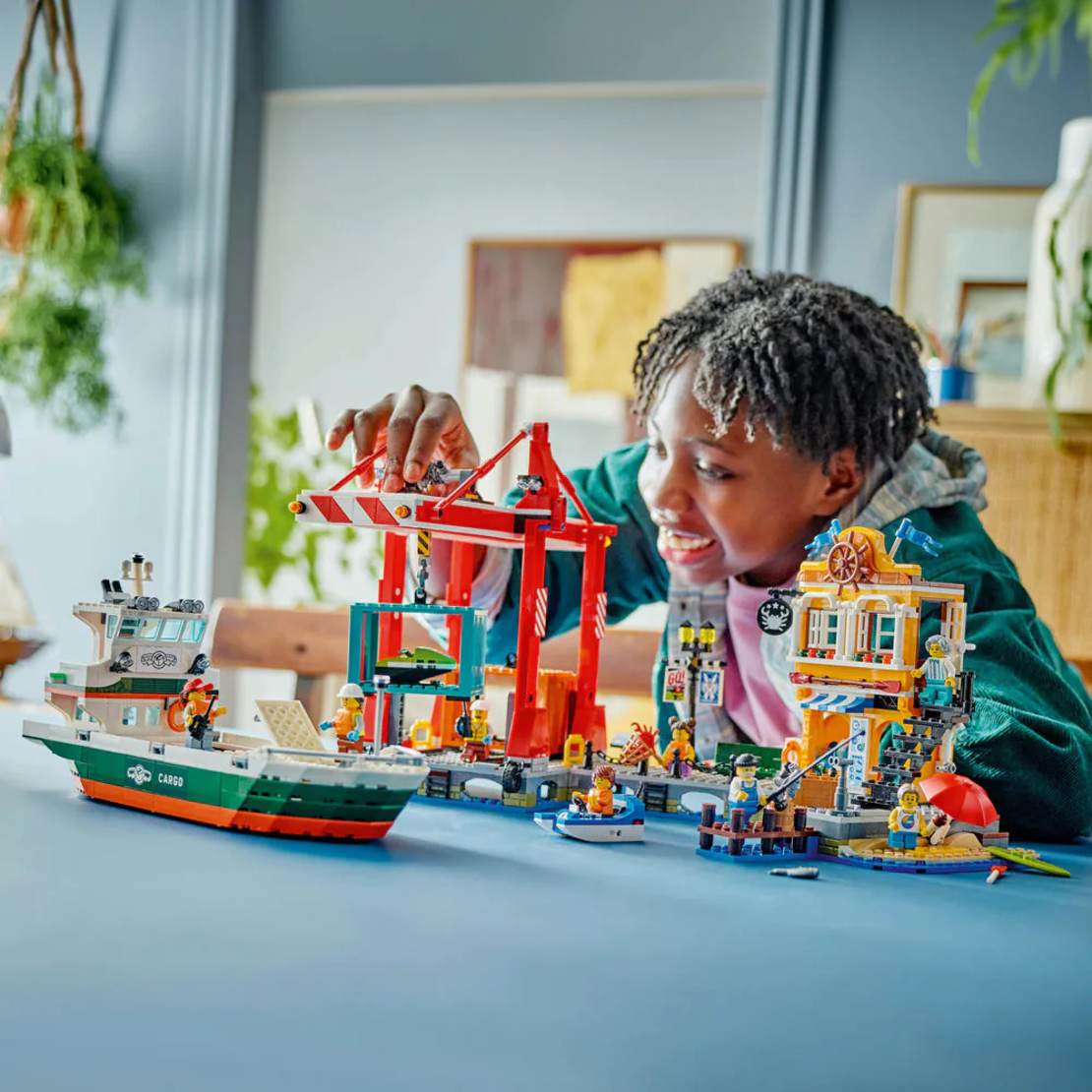 LEGO® City Крайбрежно пристанище с товарен кораб 60422