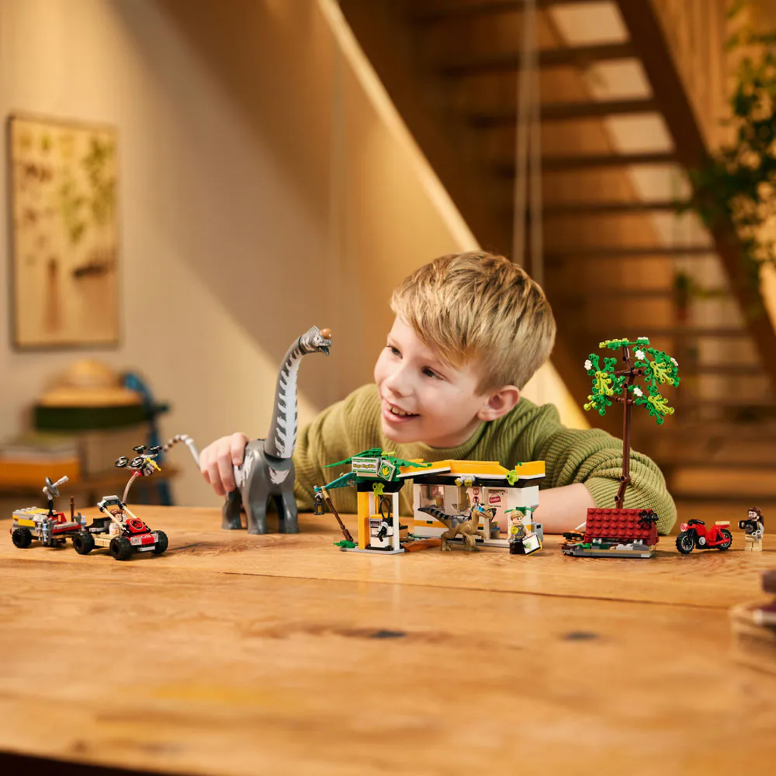 LEGO® Jurassic World Мисия за проследяване на раптор и титанозавър 76973