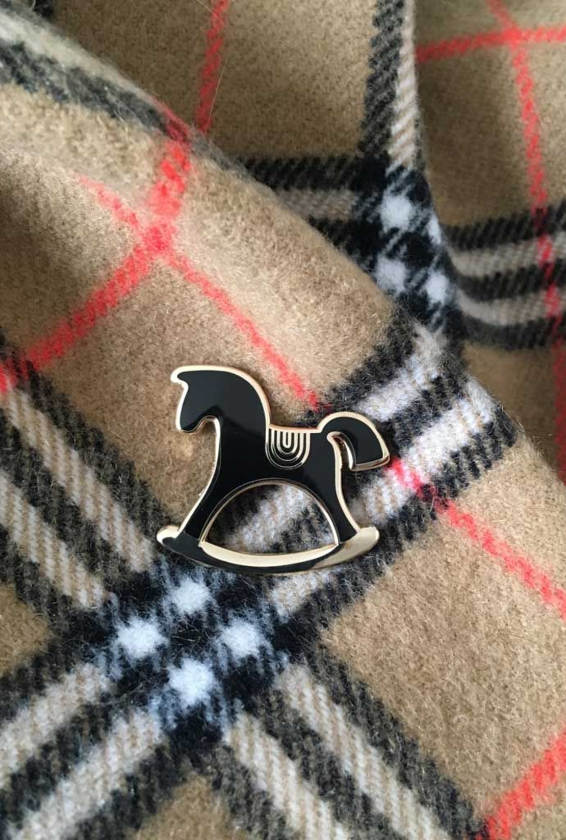 Емайлирана брошка за дрехи и аксесоари - Конче