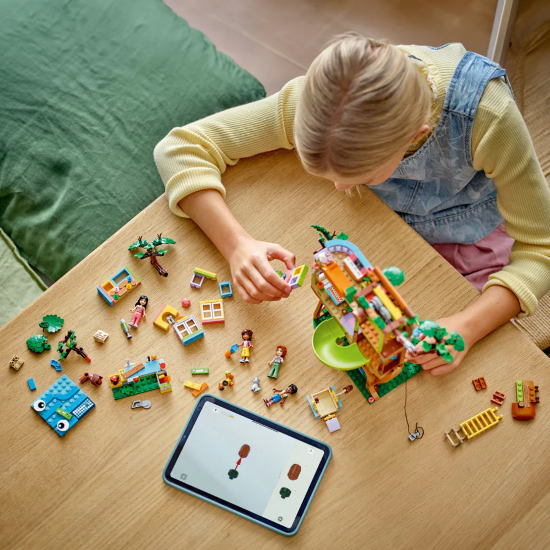 LEGO® Friends Среща в дървесната къща на приятелството 42652