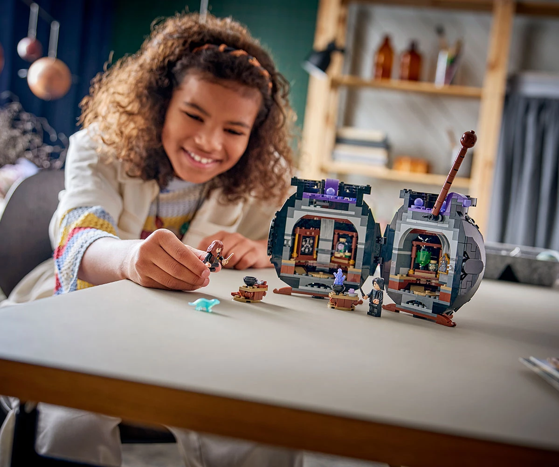 LEGO® Harry Potter™ Котел: Класна Стая за тайни отвари 76464