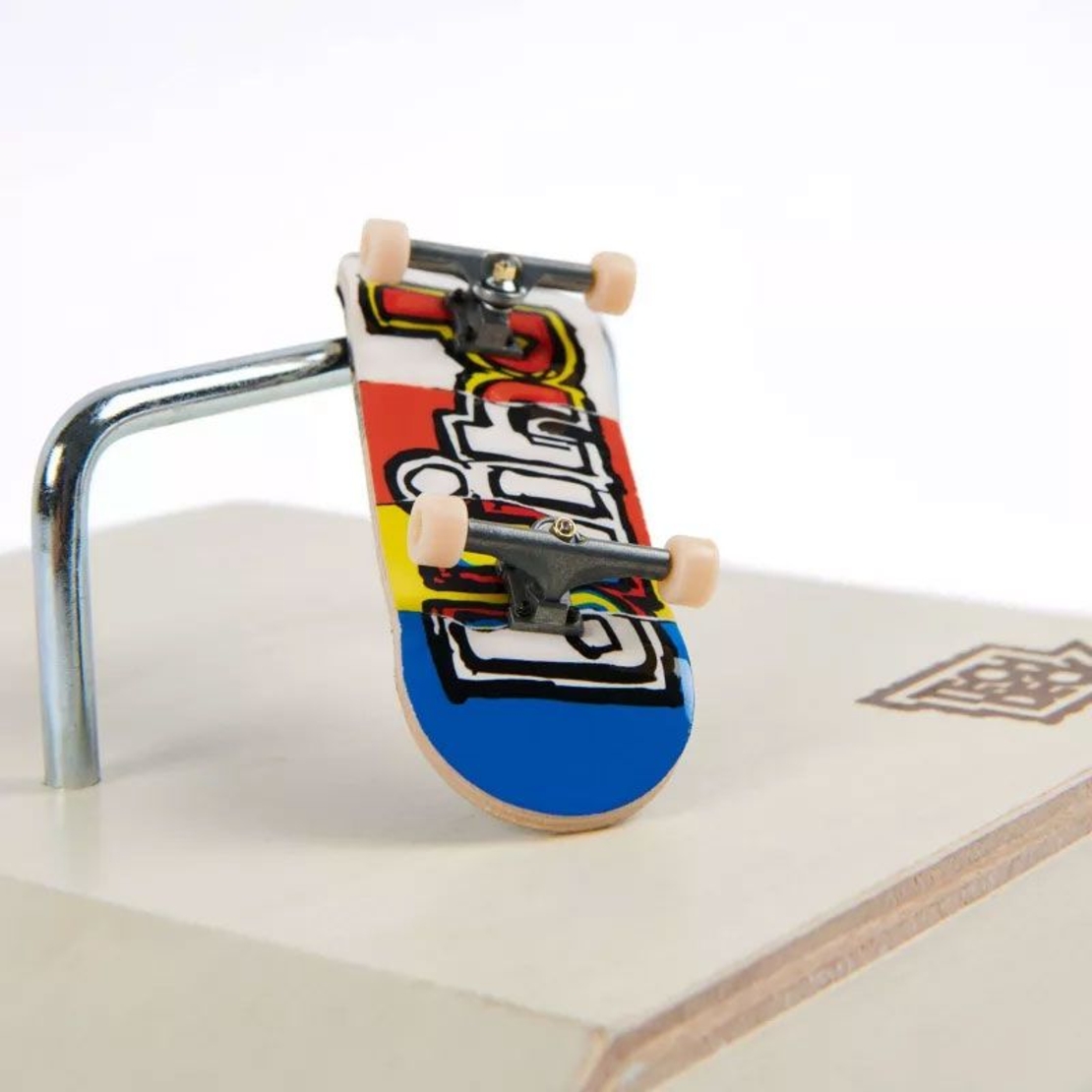 Игрален комплект Spin Master Tech Deck Real Wood, Рампа Shred Pyramid & фингърборд Blind