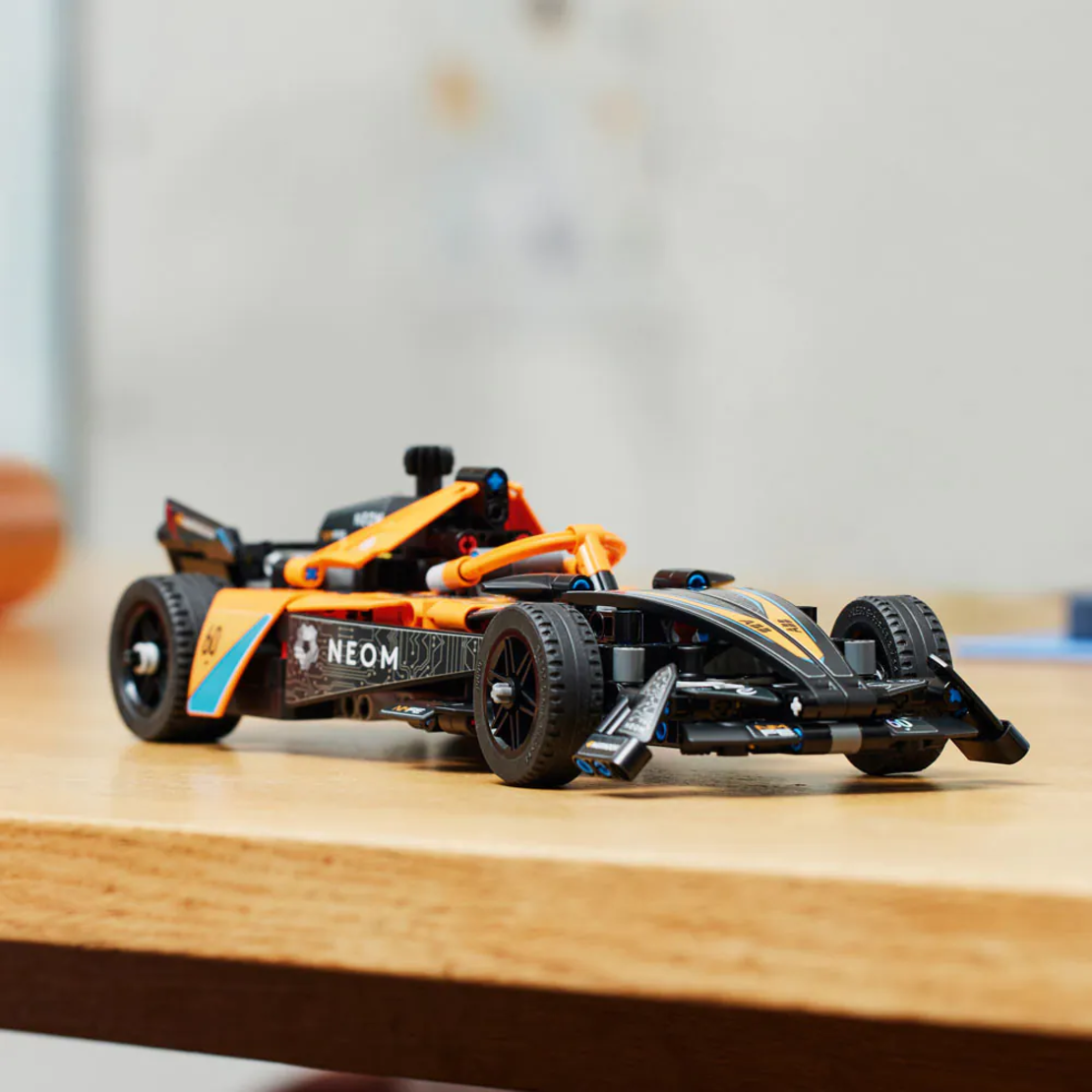 LEGO® Technic Състезателна кола NEOM McLaren Formula E 42169