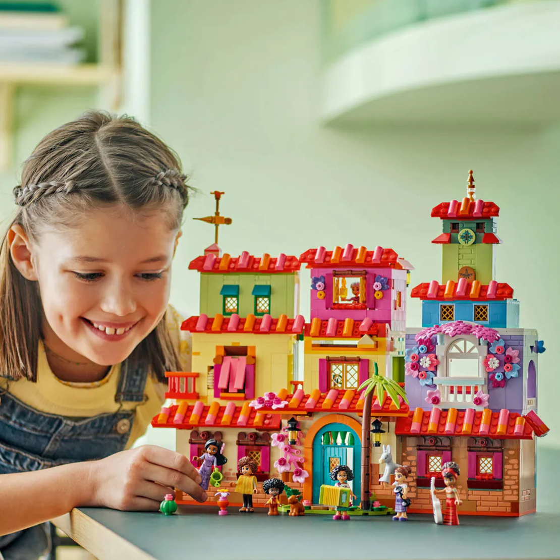 LEGO® Disney Encanto Магическата къща на семейство Мадригал 43245