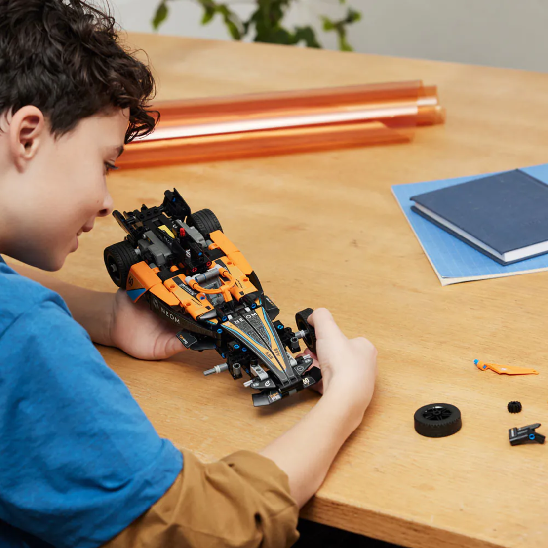 LEGO® Technic Състезателна кола NEOM McLaren Formula E 42169