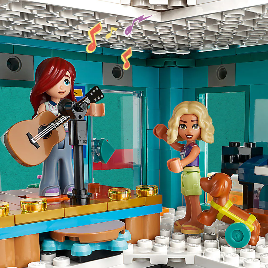 LEGO® Friends Обществен център Хартлейк Сити 41748