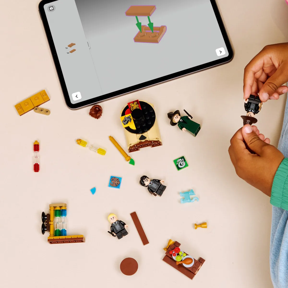 LEGO® Harry Potter™ Замъкът Хогуортс Церемония с разпределителната шапка 76460