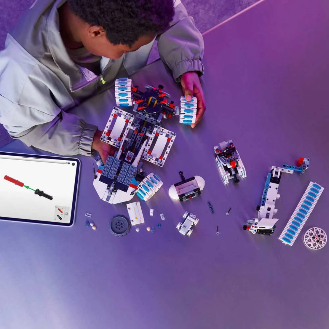 LEGO® Technic Лунен всъдеход Lunar Outpost 42211