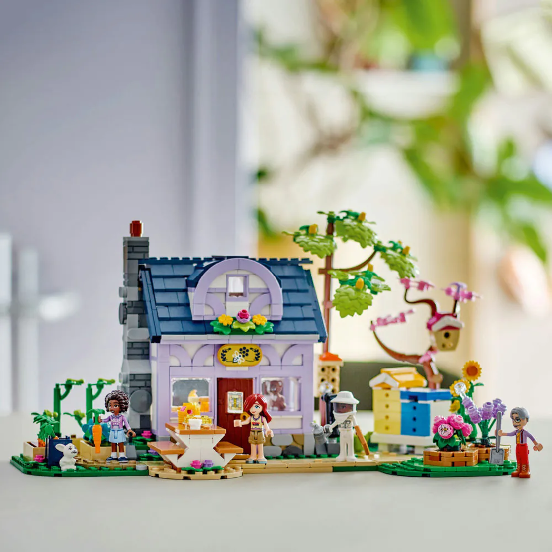 LEGO® Friends Пчеларска къща и цветна градина 42669