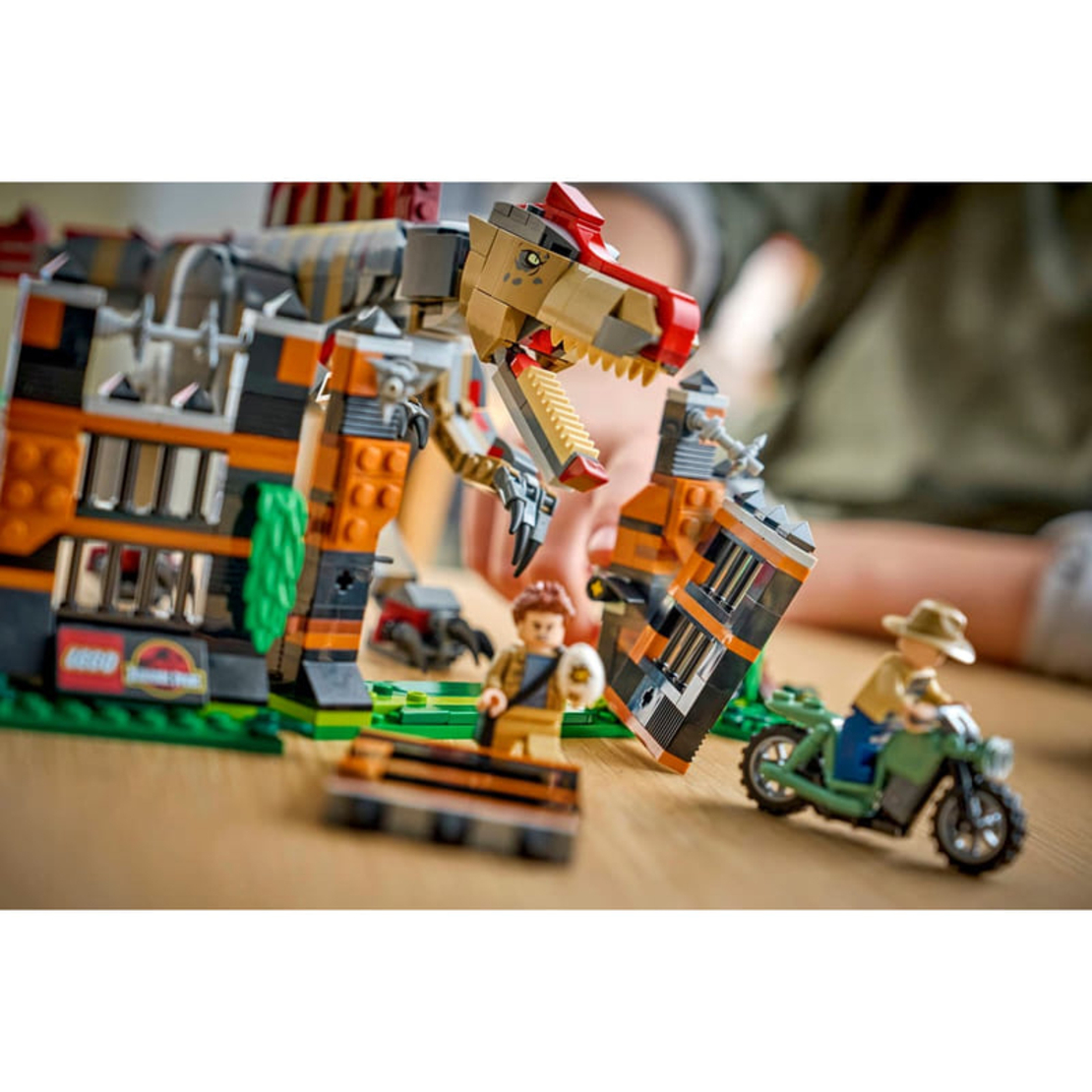 LEGO® Jurassic World Бягството на спинозавъра 77982