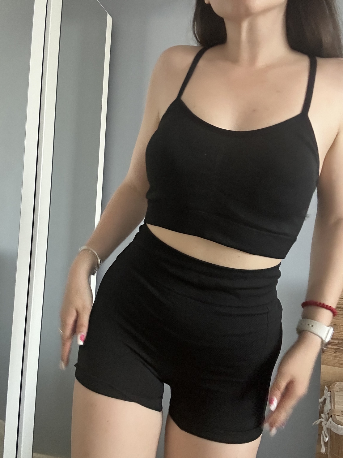 Черен спортен комплект с бюстие и къси панталонки 🖤