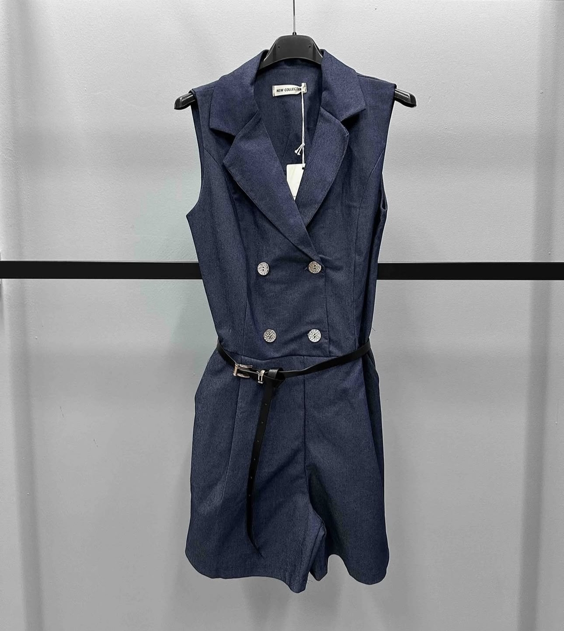 Гащеризон в дънково синьо с колан и златни копчета 👖✨