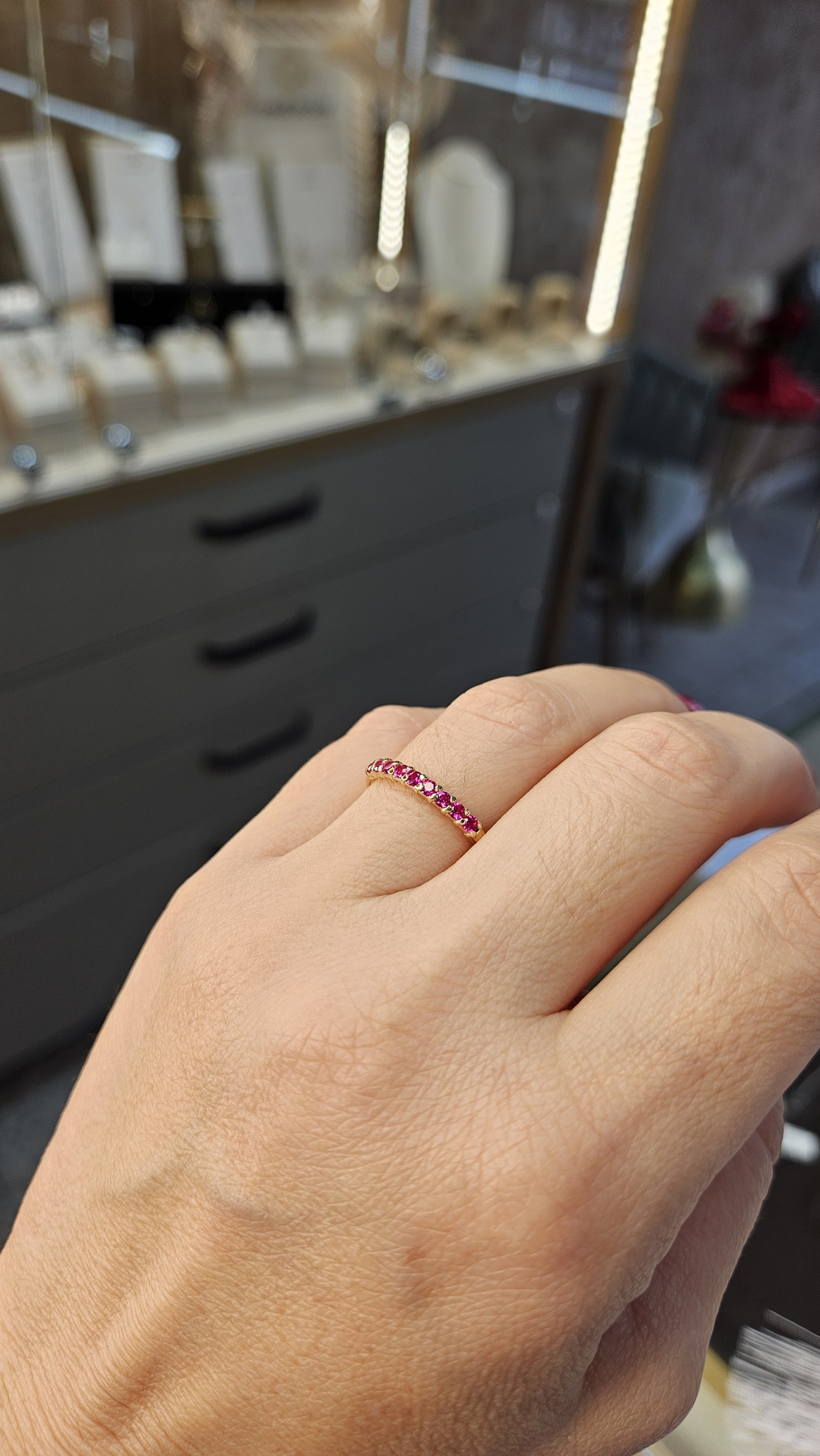 Златен пръстен с циркони в цвят малина