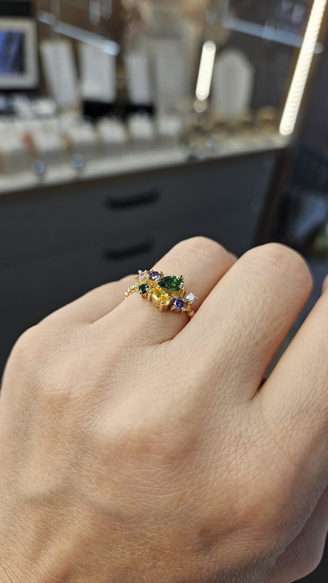 Златен пръстен от жълто злато с цветни циркони