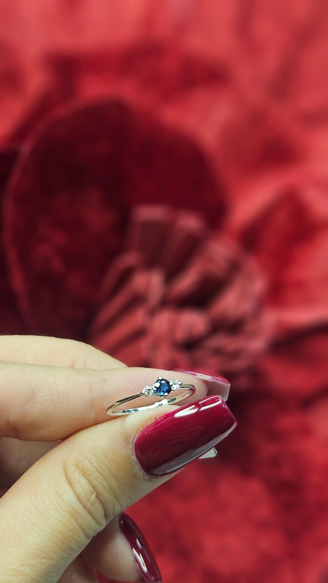 Пръстен от бяло злато 18К с диаманти и сапфир