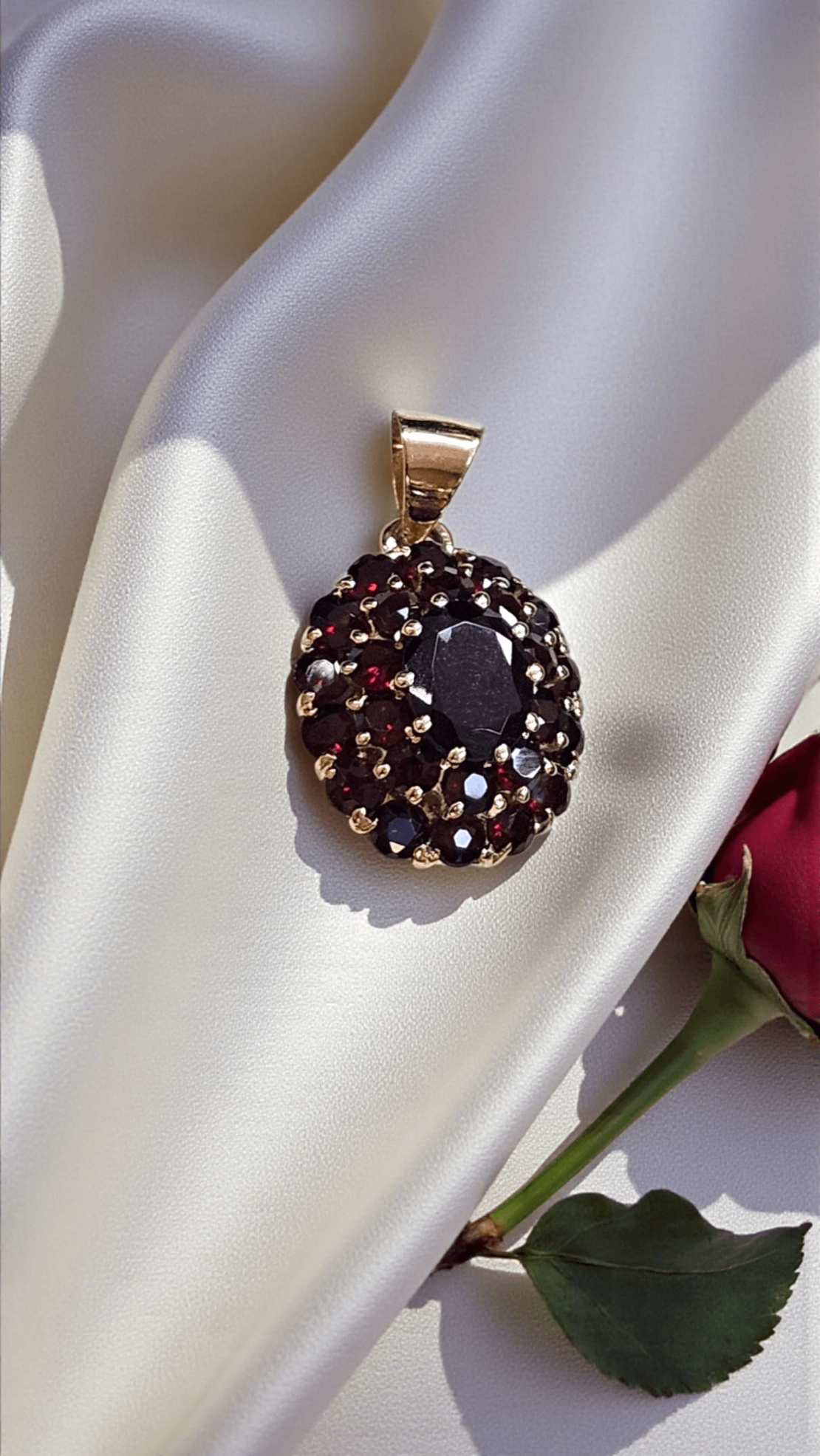 Златен  медальон с гранати