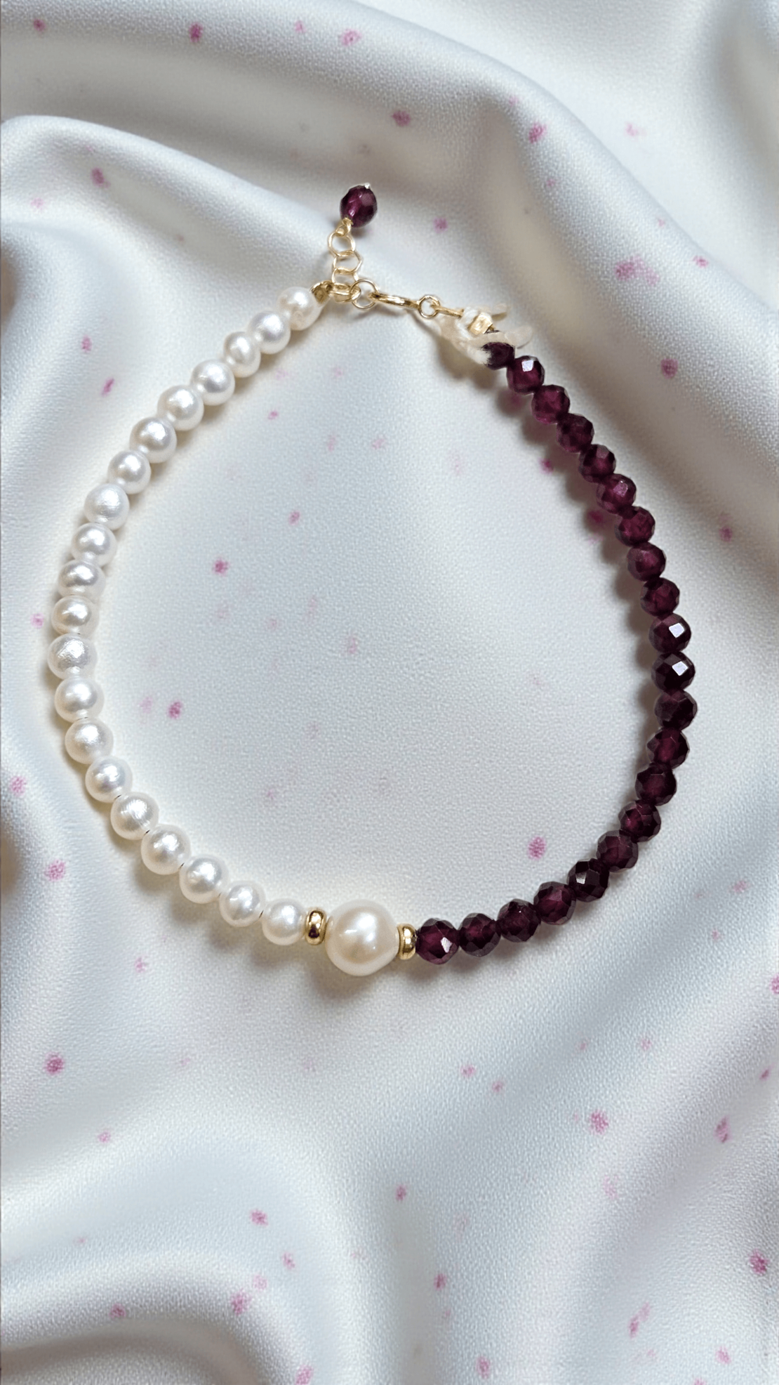 Дамска гривна Gumon с естествени гранати, перли  и 18К златни елементи