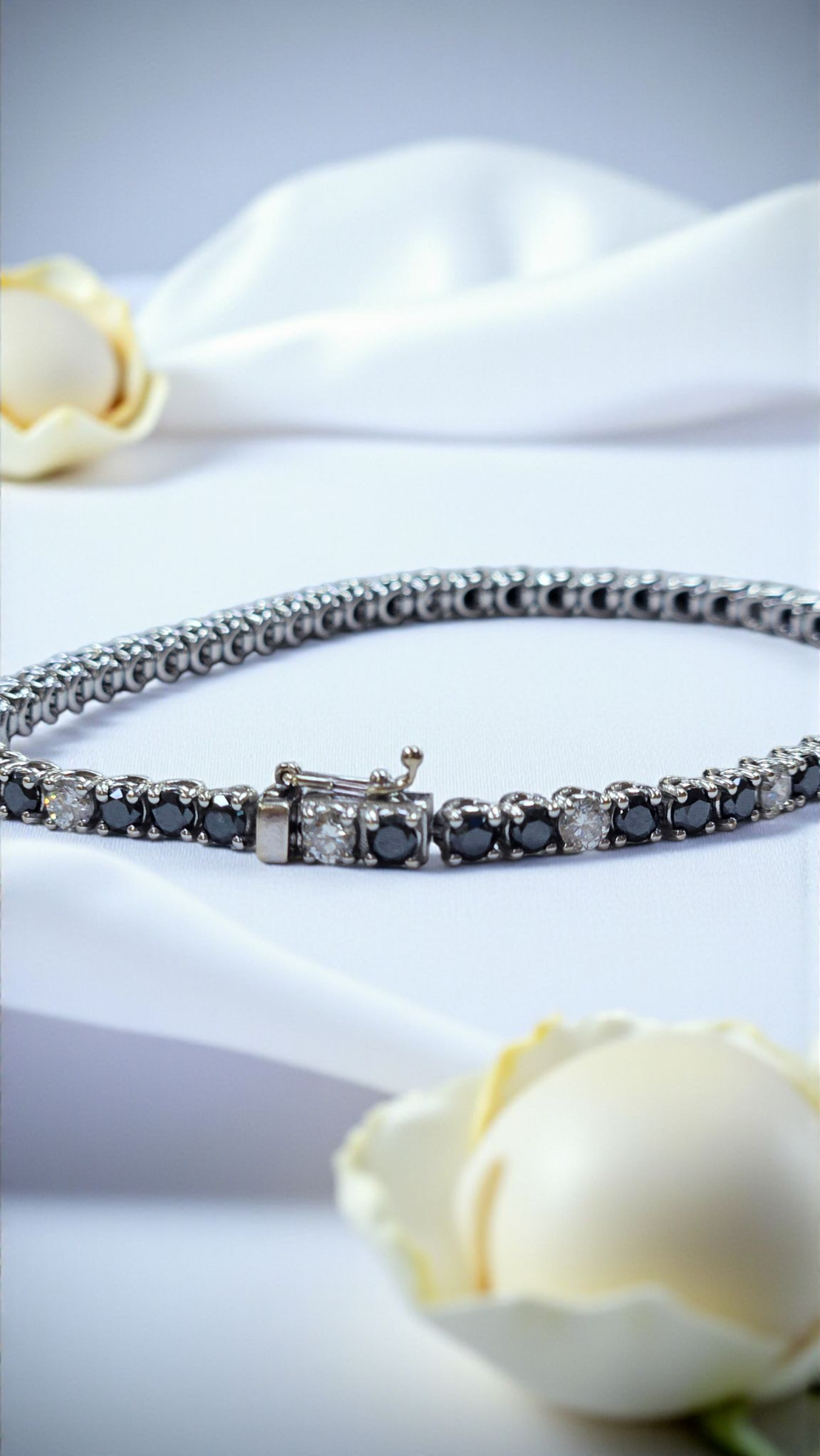 Тенис гривна с бели и черни диаманти