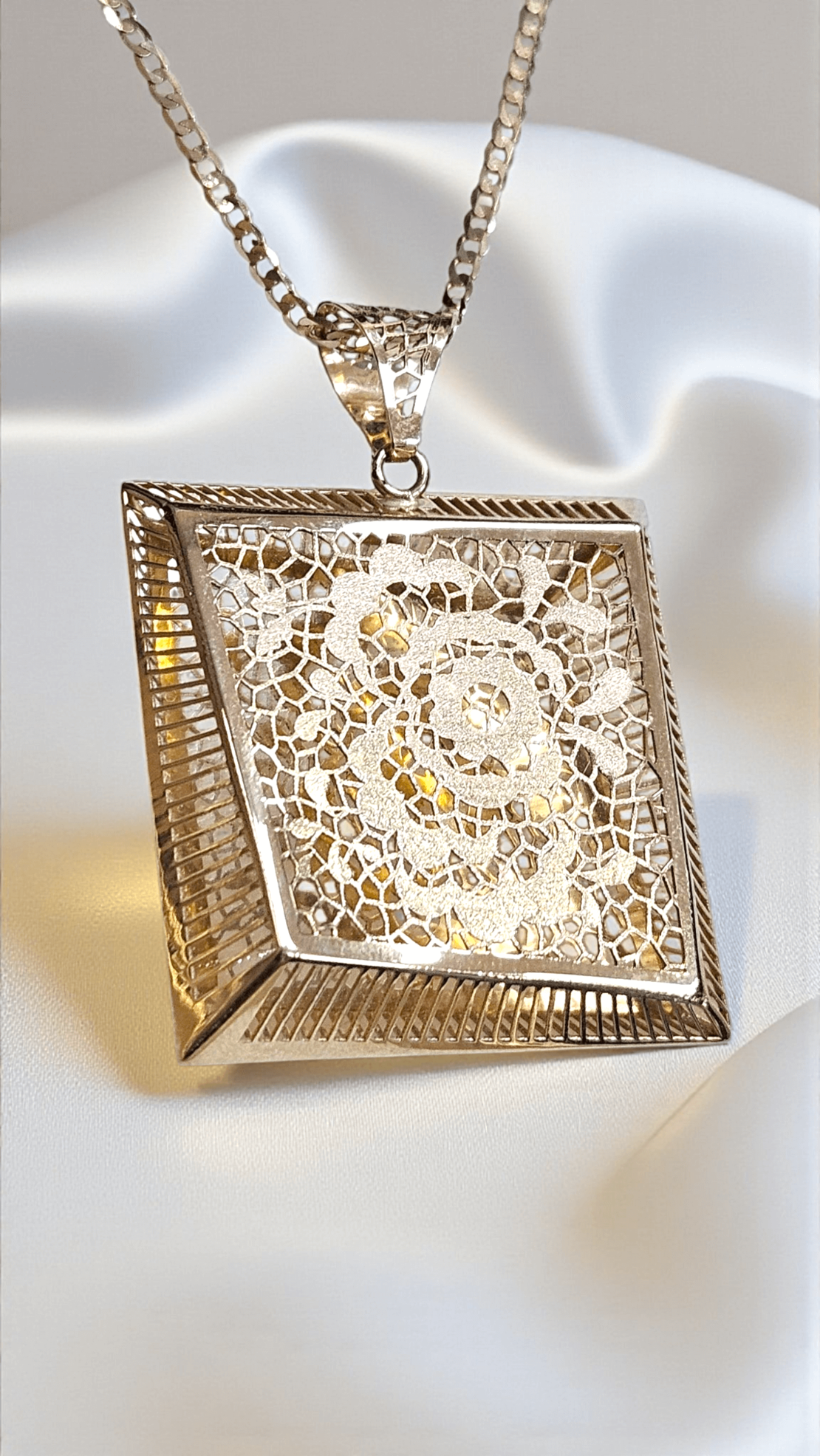 Златен медальон 