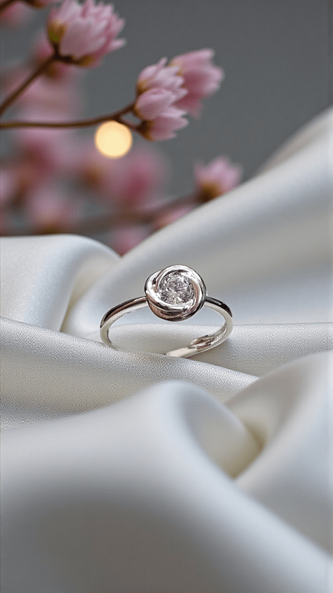 Златен пръстен от бяло злато с циркони