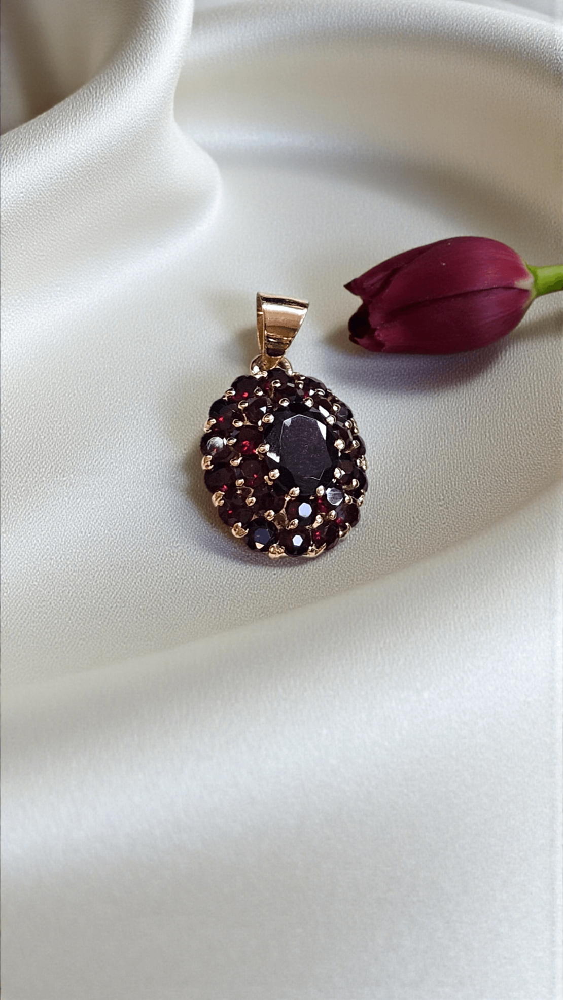 Златен  медальон с гранати