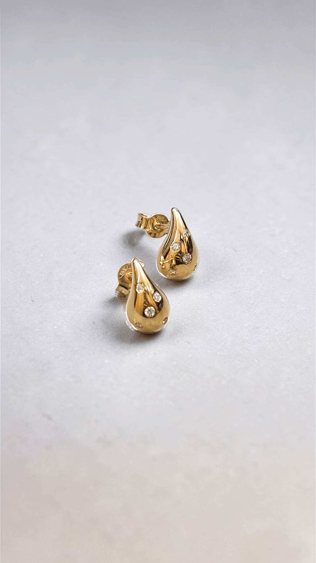 Златни обеци с диаманти  