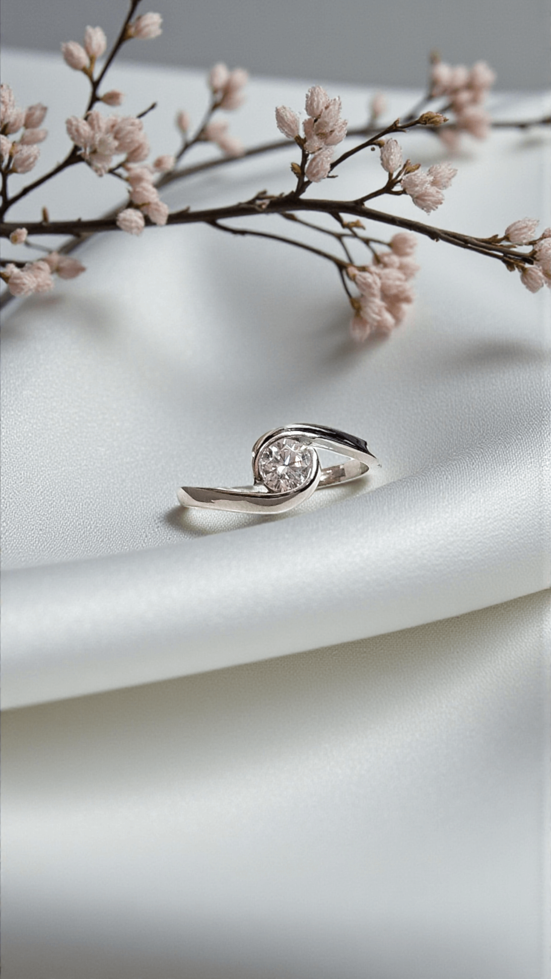 Златен пръстен от бяло злато с цирконий