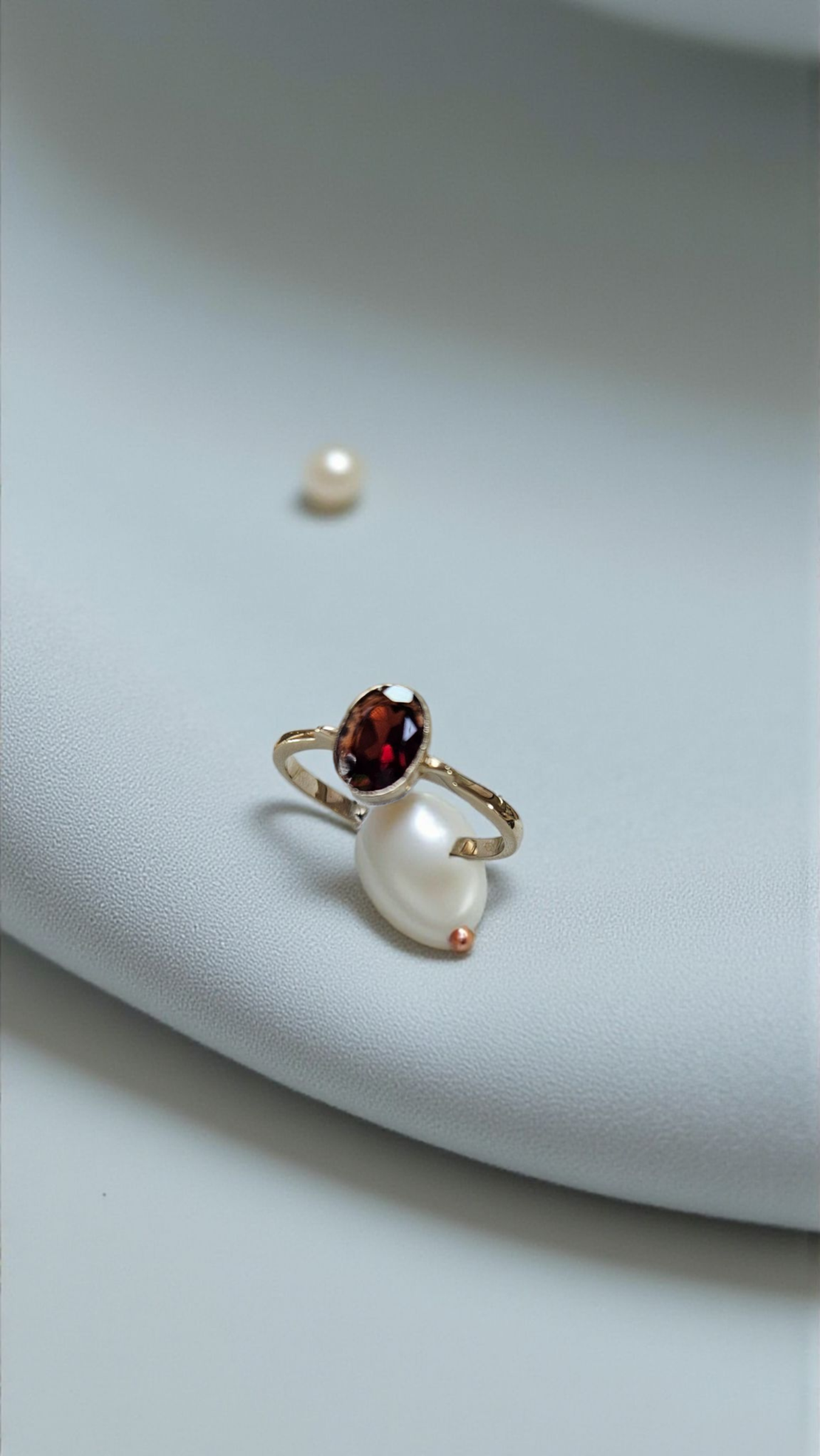 Златен пръстен с гранат