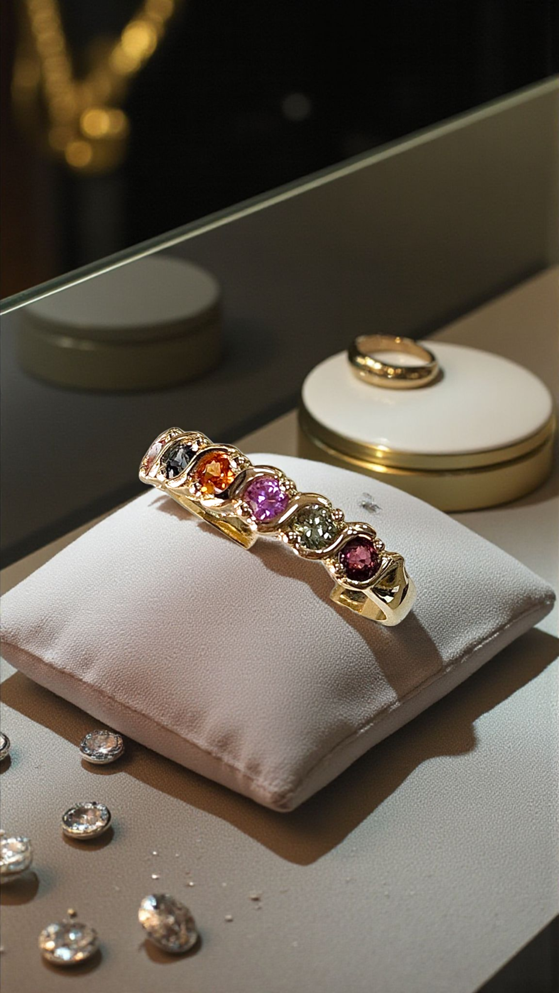 Златен пръстен със цветни сапфири