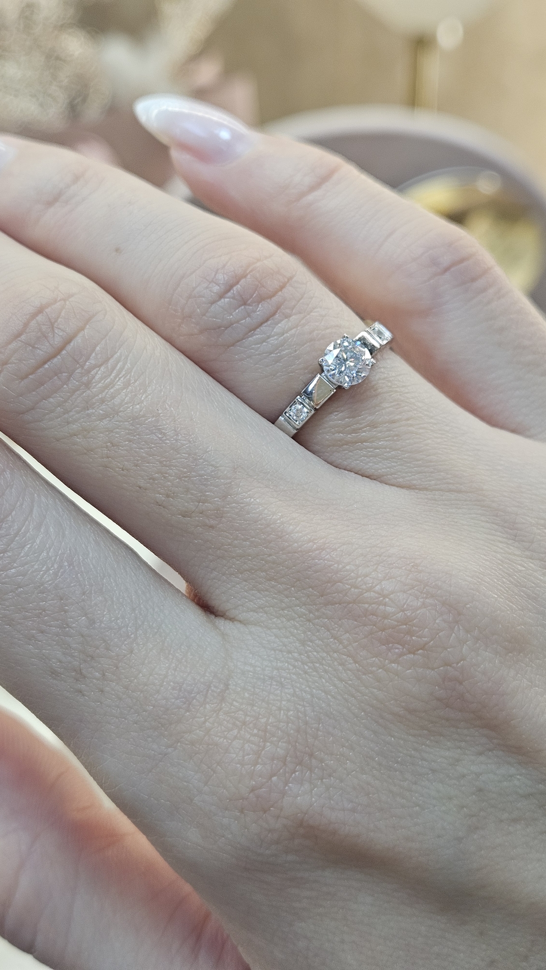 Златен пръстен от бяло злато с циркони 