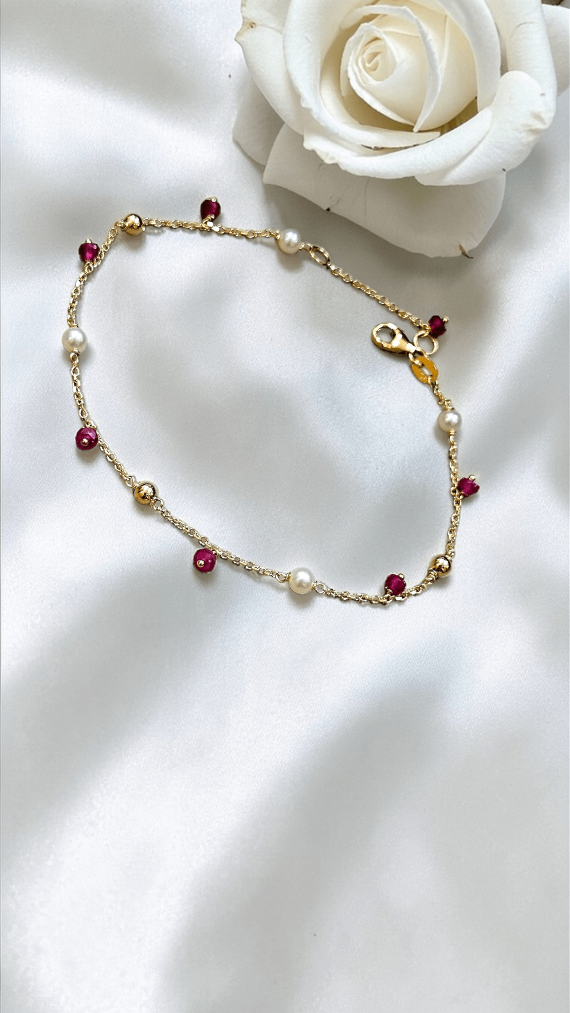 Златна гривна с перла и рубинче