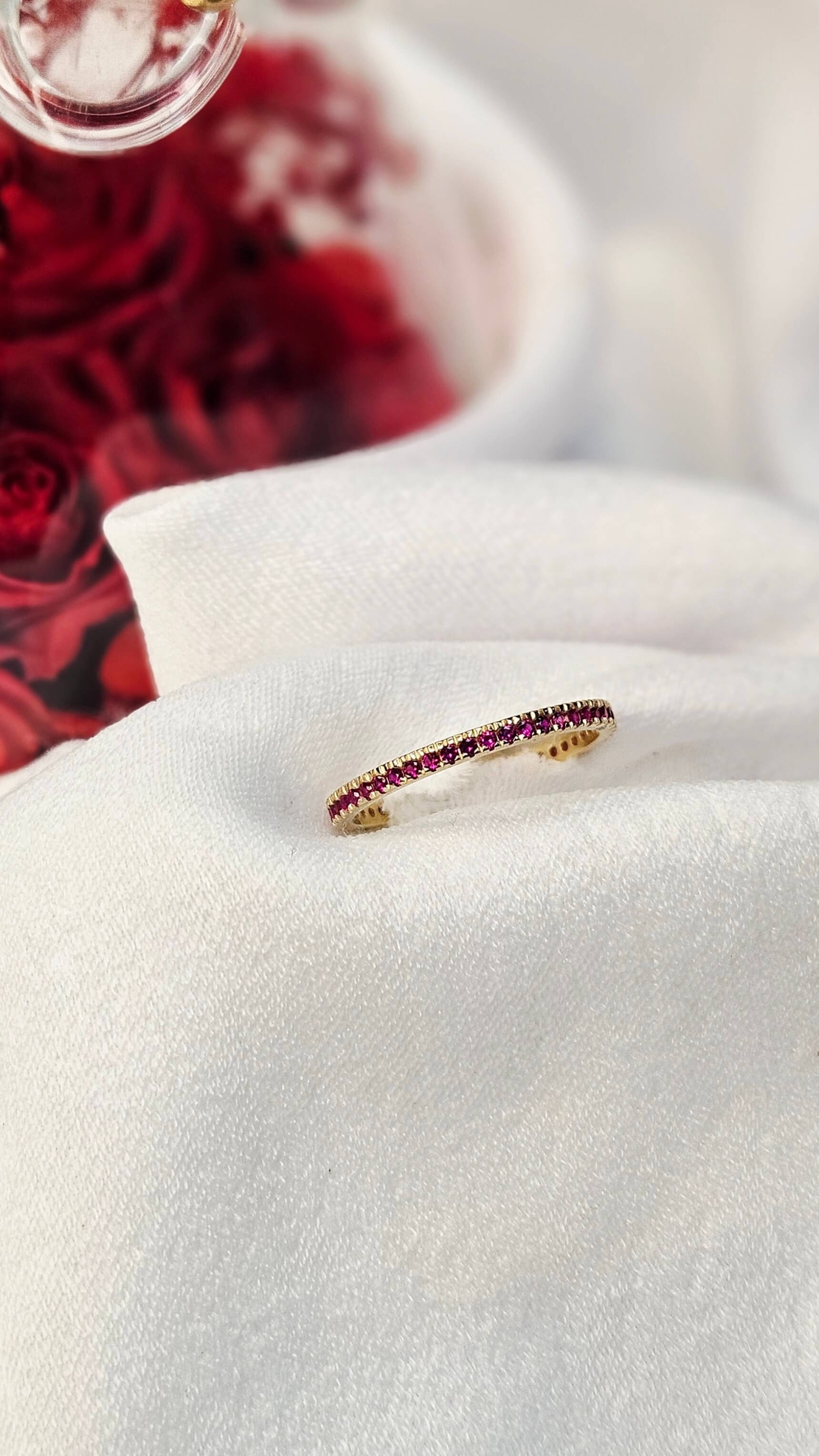 Златен пръстен с циркони цвят малина , тип халка