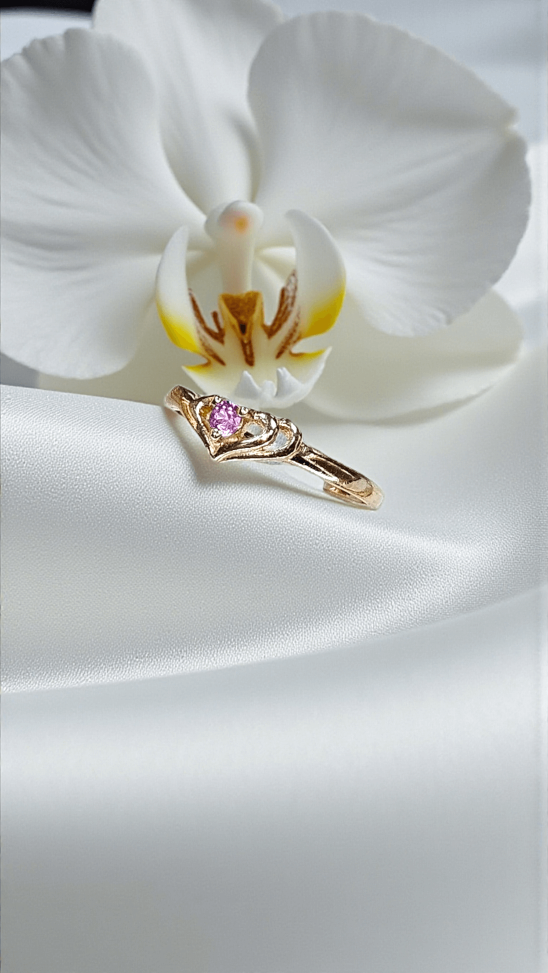 Златен пръстен с розов сaпфир в прегръдка от сърца