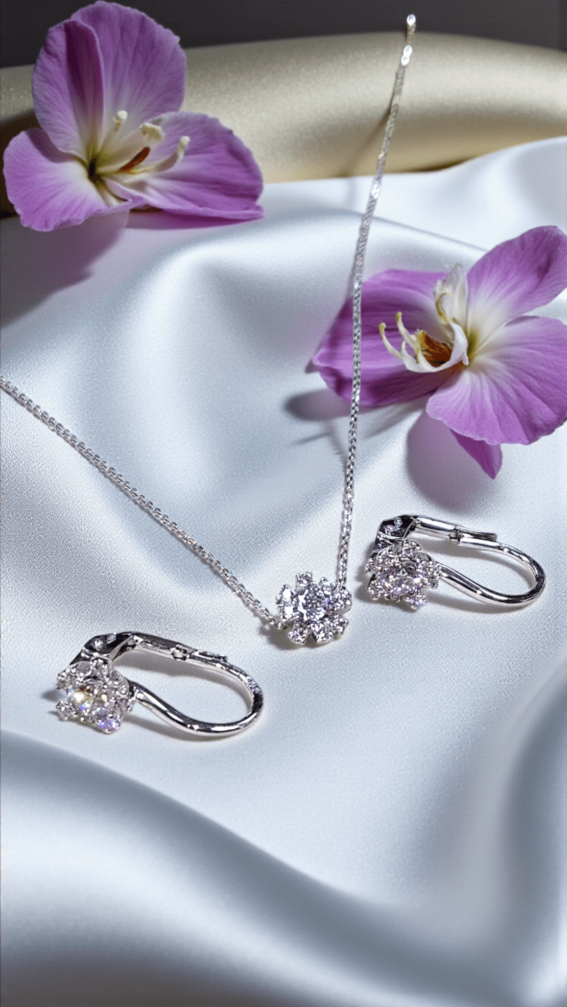 Златен комплект от бяло злато с циркони